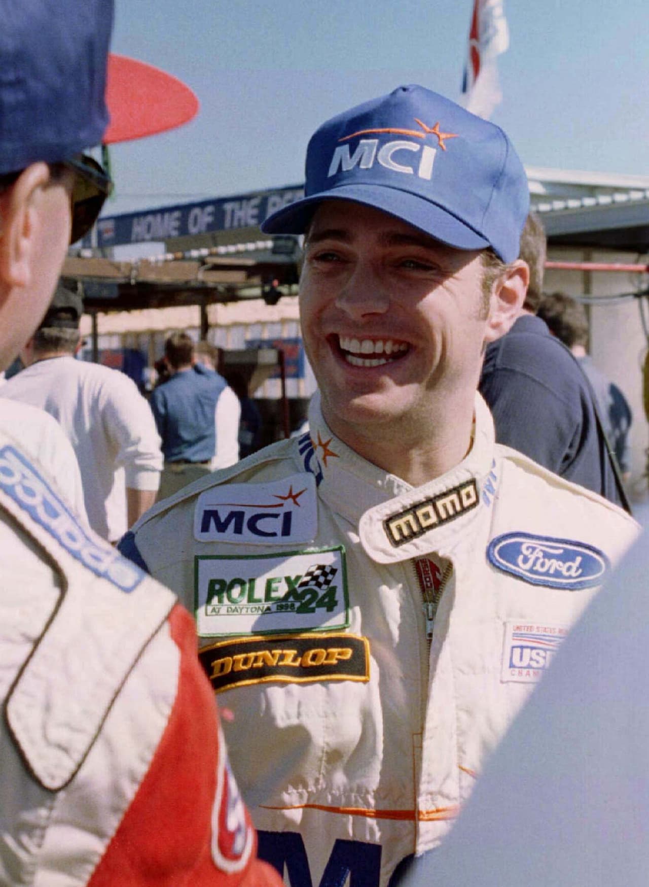 <b>Jason Priestley</b> 
<b>es un aficionado a las carreras de autos</b> y probó suerte en este sector, logrando la victoria en una carrera Grand-Am en 1998 en el Mid-Ohio Sports Car Course. Adicionalmente fue conductor de Kelley Racing en la temporada Infiniti Pro Series de Indy Racing en el 2002.