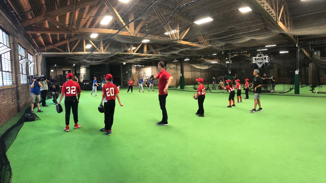 El jugador entrenó con niños, muchos de ellos fanáticos de los Cachorros y los entusiasmó sobre el deporte. “¿Qué es lo más importante del béisbol? Divertirse, no importa lo que suceda”.
<br>