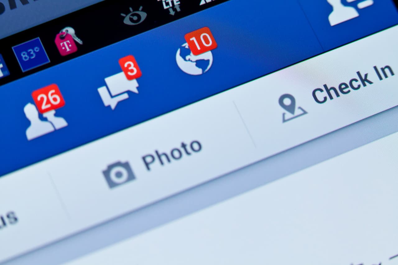 <b>Facebook</b>
<br>
<br>Los usuarios de esta red social comparten 240,000 fotos por minuto y Facebook Live, su servicio de transmisión de video en directo, recibe 44 millones de vistas cada 60 segundos. Todos las ganacias que genera su compañía matríz,
<a href="https://www.univision.com/noticias/estados-unidos/mark-zuckerberg-cambio-nombre-facebook"><u>ahora llamada Meta</u></a>, suman unos 213,000 dólares por minuto.
