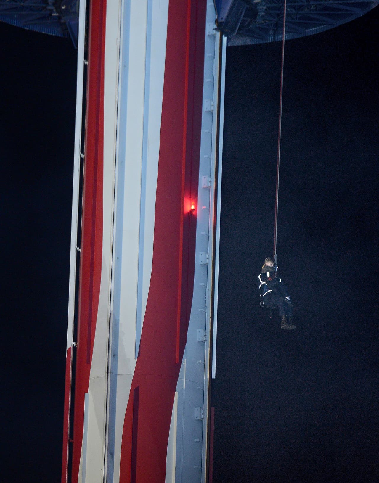 Los bomberos se descuelgan desde la plataforma de la atracción 'Sky Cabin' con uno de los pasajeros que quedaron atrapados en el parque Knott's Berry Farm.