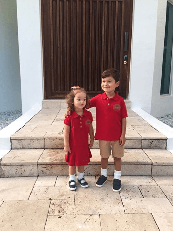 A través de sus redes sociales y por supuesto en Despierta América, hemos visto crecer a estos dos pequeñitos que ya van juntos a la escuela.