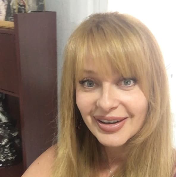 Pero la actriz mostró que en la vida real su personalidad es totalmente distinta. Joana lleva un tiempo fuera de la pantalla chica y ahora se dedica a viajar por el mundo buscando gente "extraordinaria" para entrevistarla y publicar los videos en su canal de YouTube