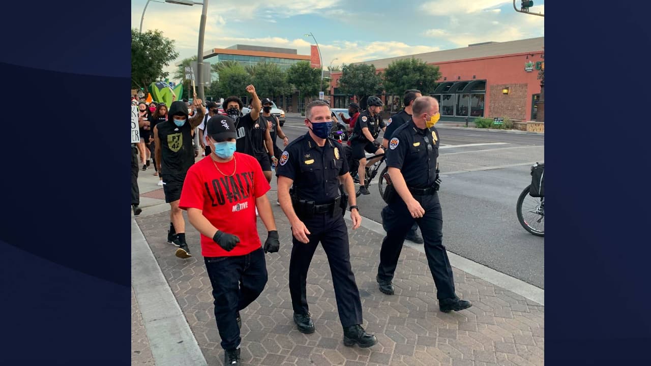 Oficiales de Chandler marchan con manifestantes  