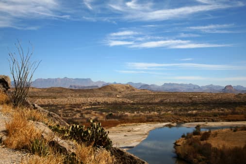 Mientras los lugares que permanecerán cerrados son: los centros de visitantes, Chisos Mountains Lodge, Rio Grande Village and Chisos Basin Camper, todas las zonas para acampar, los caminos de grava, el área histórica de Hot Springs y el puerto de entrada de Boquillas.