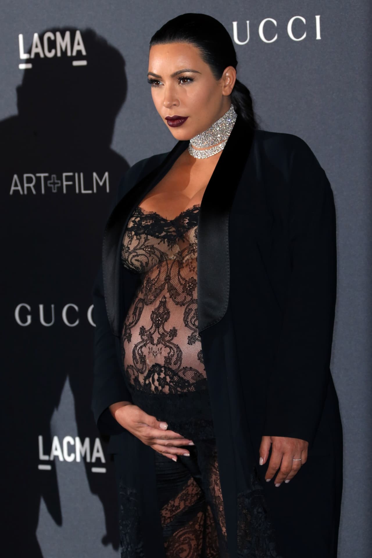 Sí, con ocho meses de embarazo utilizó un traje transparente que dejó a la vista su pancita.