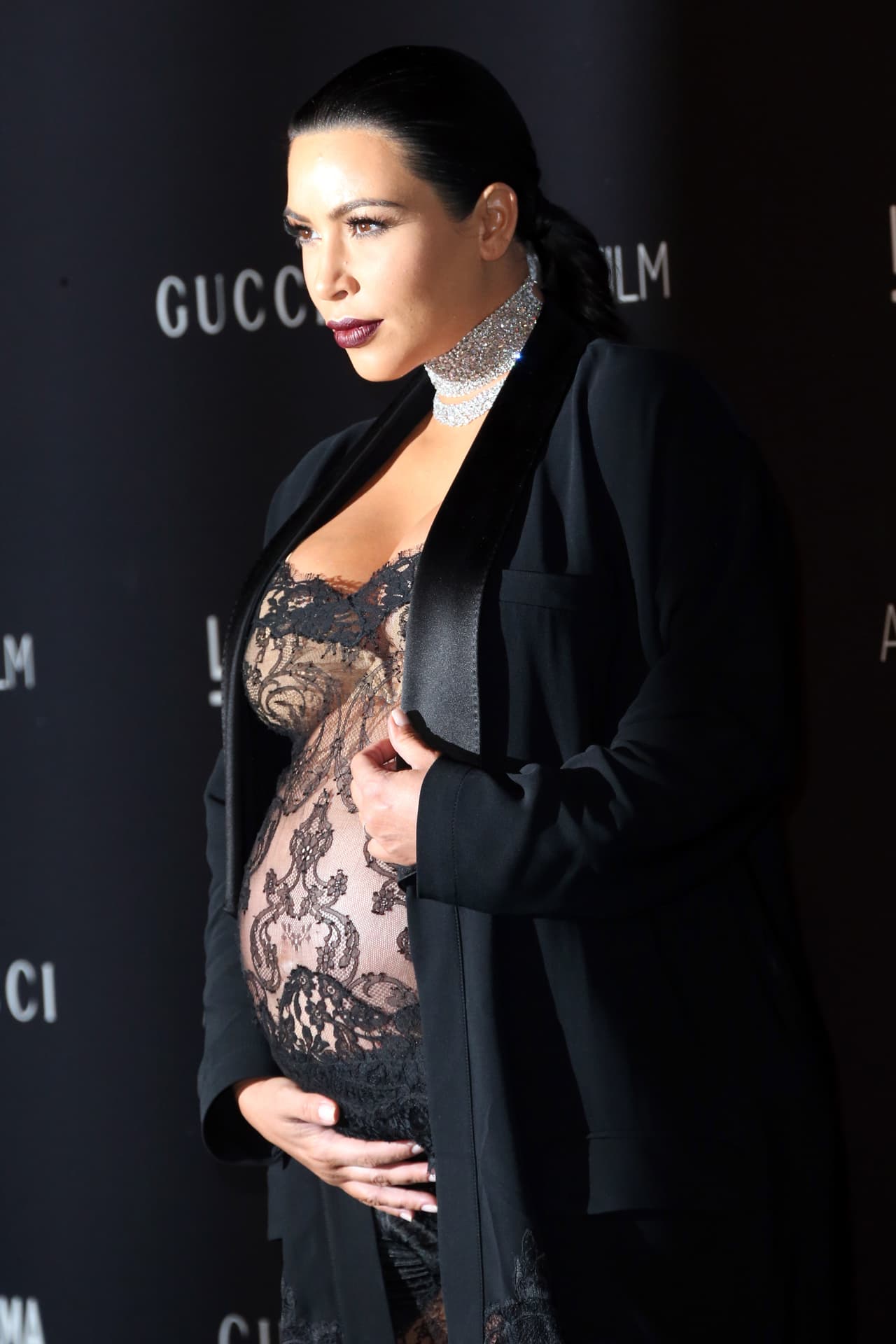 Tal parecer que la esposa de Kanye West está muy orgullosa de su barriga.
