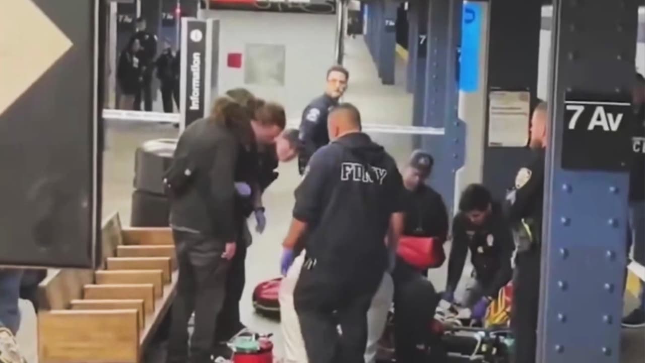 Ofrecen recompensa de $3,500 por sospechoso de matar a balazos a hombre en estación del tren en Manhattan