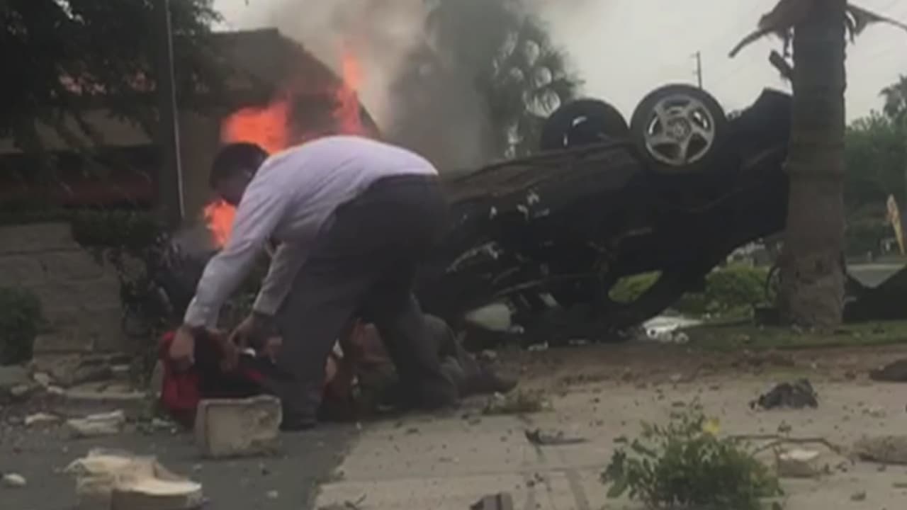Un hispano salva a un hombre de un auto prendido en llamas, y graba su hazaña