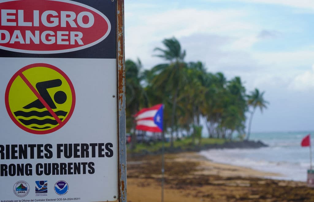 Mientras el Servicio Nacional de Meteorología advertía el cambio en los vientos y los riesgos asociados a la tormenta Ernesto, algunas personas parecían estar listas para todo y escogieron visitar la playa.