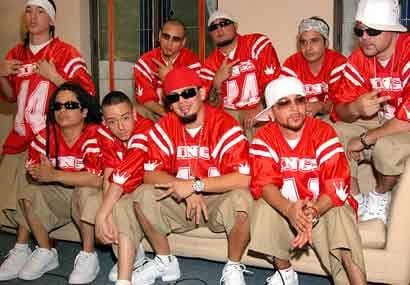 Tras la salida de AB Quintanilla de Kumbia Kings en 2006, la agrupación continuó trabajando bajo la batuta de Cruz Martínez. Sin embargo, el cantante fue despedido por no asistir a Premios Juventud, de acuerdo con información de El Universal