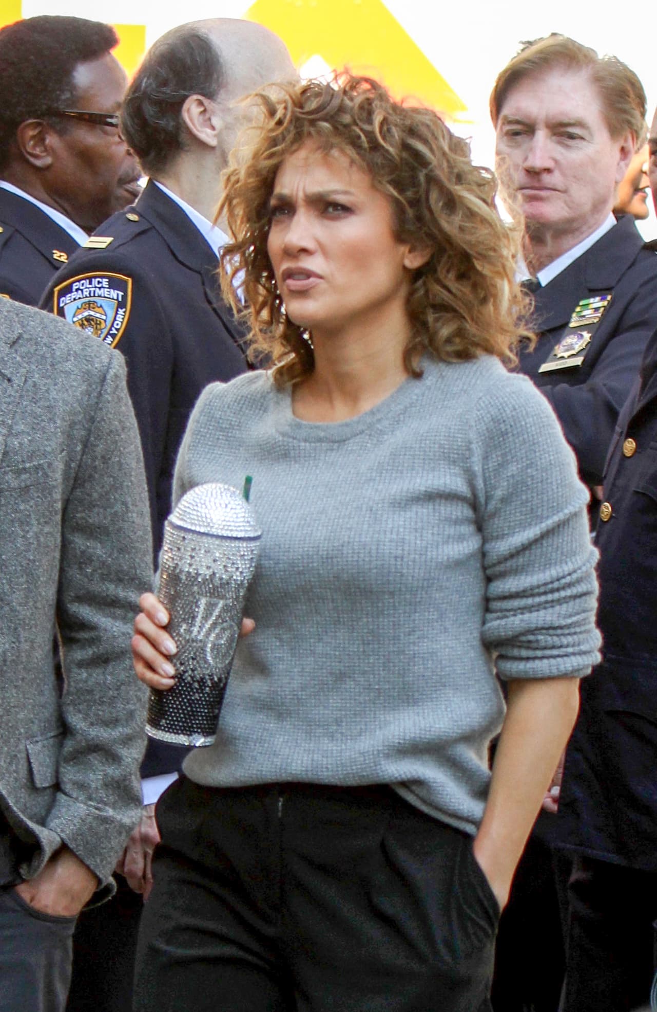 De acuerdo con información del portal Refinery 29, el vaso fue un regalo de cumpleaños de la manicurista de JLo, Elle Gerstein.