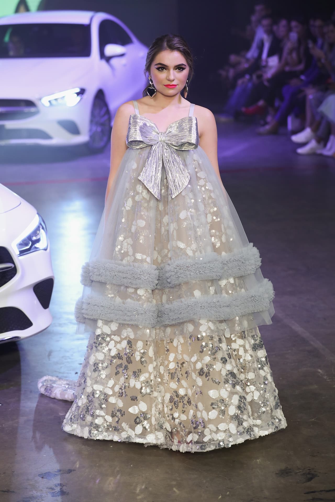 "No es de que si extraño o no extraño, la vida tiene ciclos y la vida tiene principios, finales, etapas y momentos, y bueno, eso fue un momento en mi vida, yo ahorita 
<b><a href="https://www.univision.com/famosos/sofia-castro-por-primera-vez-aclara-si-el-matrimonio-de-angelica-rivera-y-pena-nieto-fue-una-farsa-fotos" target="_blank">estoy viviendo otra etapa</a></b> con diferente situación, más grande, ya tengo 23 años, ya es como otra cosa", aclaró.