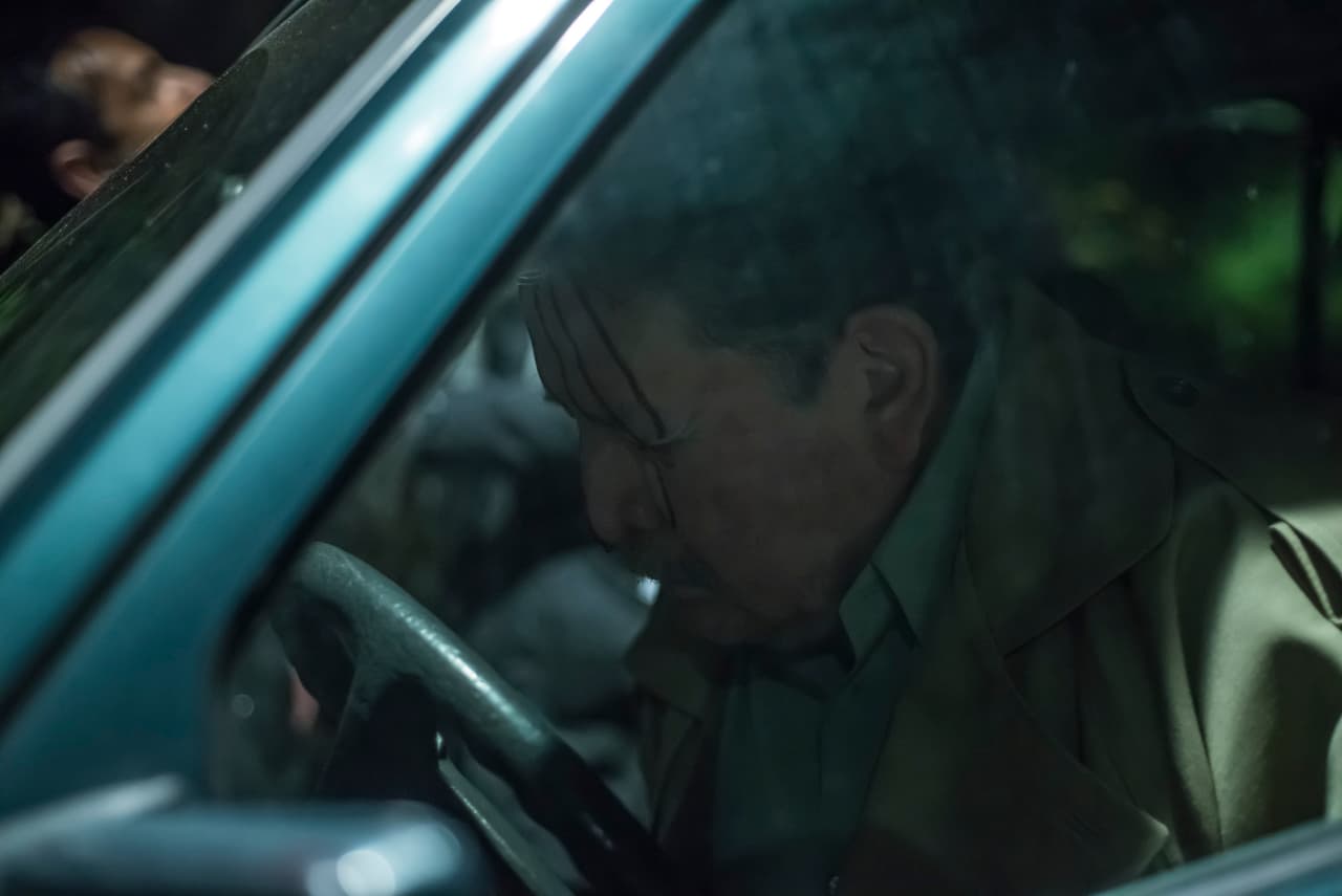 El general conducía por una carretera y al intentar escapar de su enemigo, aceleró y estrelló el coche contra un árbol, sin embargo, su intento de fuga fracasó. '
<b><a href="http://www.univision.com/series/el-chapo/humberto-busto-es-don-sol-en-el-chapo" target="_blank">Don Sol</a></b>' sobrevivió al impacto y aprovechó el momento para asesinarlo.