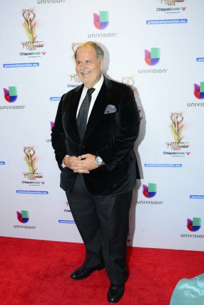 Raúl se veía muy elegante con ese traje en color negro.