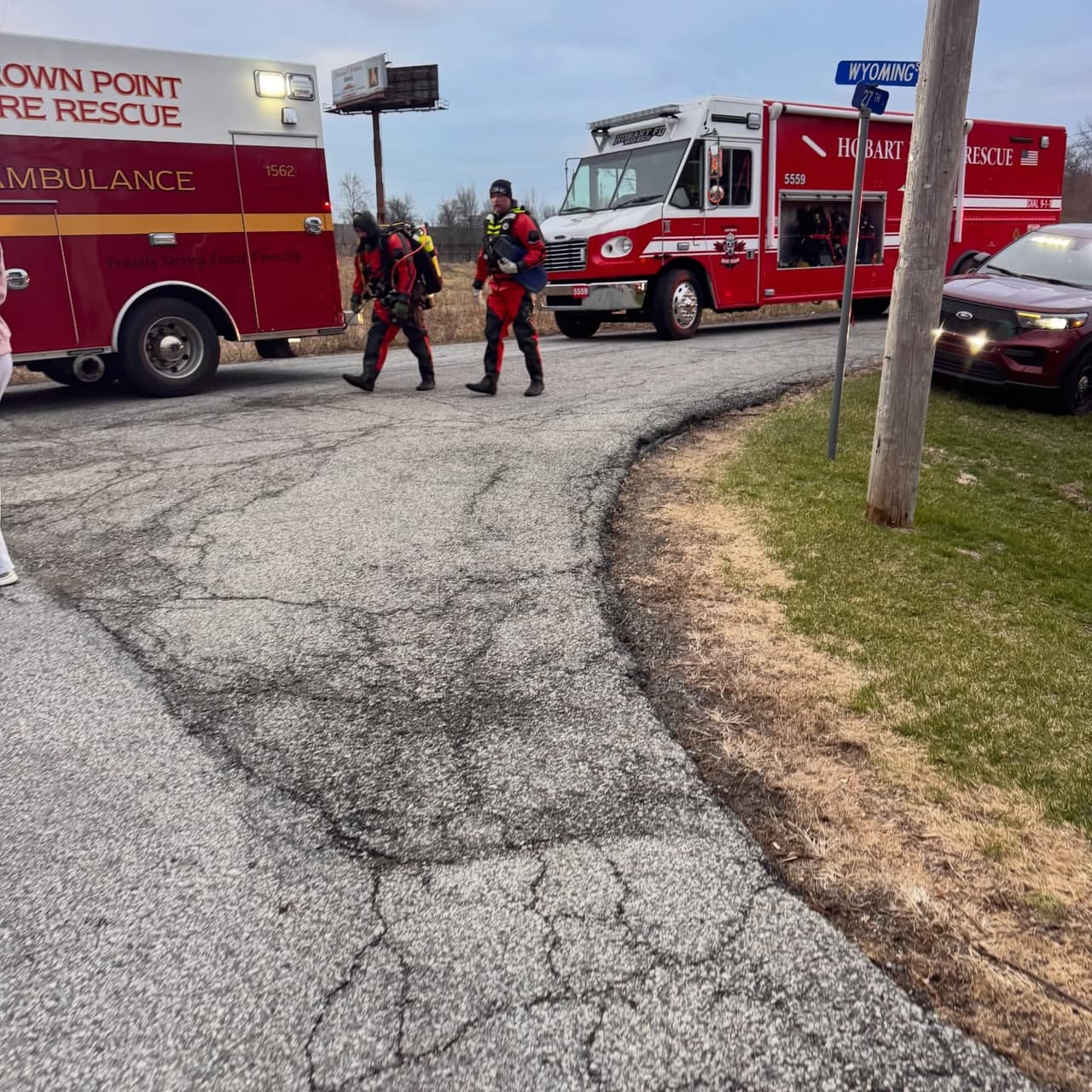 Horas más tarde, la preocupación aumentó cuando familiares fueron informados de que Rodrigo había estado con un amigo a bordo de una camioneta tipo 
<b>pick-up, la cual fue encontrada flotando en un río.</b>