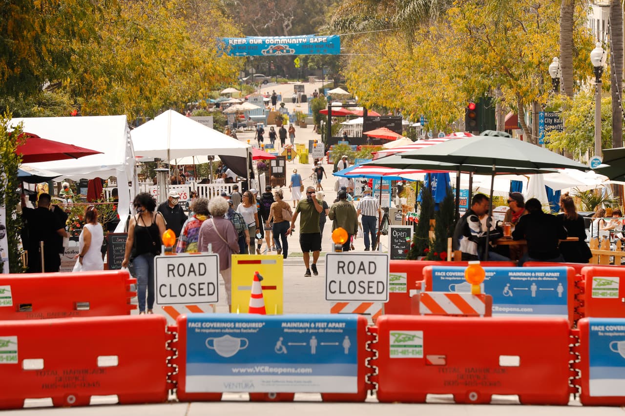 <b>California, Maryland, Nevada, Louisiana, Virginia e Illinois | Índice de recuperación económica: 75%. </b>Una calle cerrada para que los restaurantes reciban clientes al aire libre en Los Ángeles.
<b> </b>La información de compañías privadas analizada en el estudio proviene de Zillow (bienes raíces), OpenTable (reservas en restaurantes), Homebase (conteo de horas de trabajado), la Asociación de Banqueros Hipotecarios (préstamos) y la Asociación de Ferrocarriles (tráfico), entre otras.