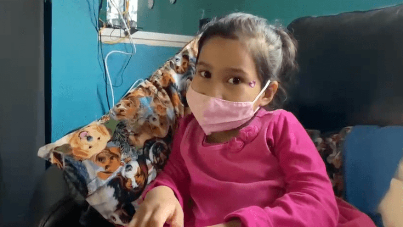 La larga estadía de Sasha en el hospital supone una situación difícil en términos financieros debido a los bajos ingresos familiares y la imposibilidad de pagar un seguro médico.