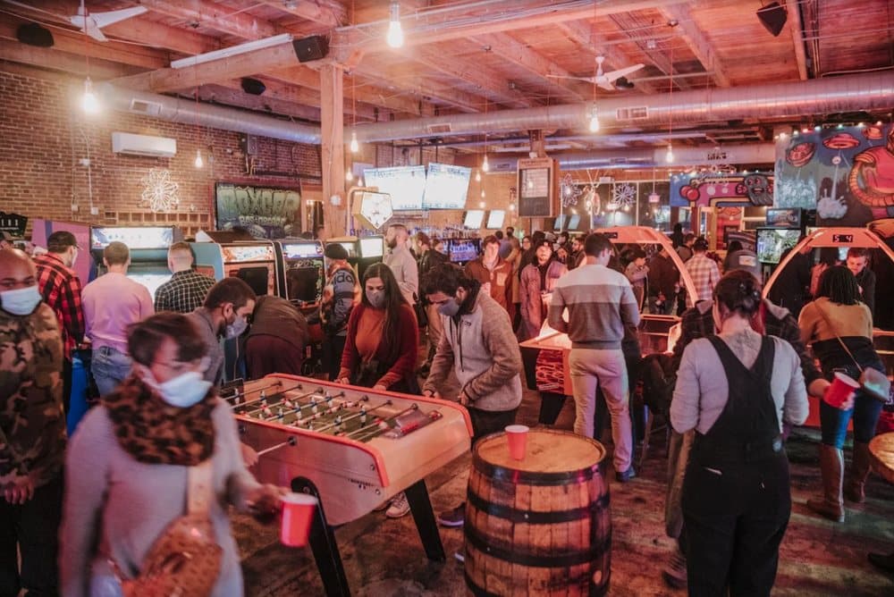 <b>Boxcar Bar + Arcade</b>
<br>Dirección: 330 W Davie St Raleigh, NC 27601
<br>Teléfono: (919) 803-2796
<br>Sitio web: 
<a href="http://theboxcarbar.com">http://theboxcarbar.com</a> 
<br>
<b><a href="https://www.yelp.com/map/boxcar-bar-arcade-raleigh">Cómo llegar</a></b>
<br>
<br>Así invitan a sus clientes: “Beba, juegue y pase el rato en nuestro bar completo y sala de juegos en el centro de Raleigh. Dozenas de juegos, patio cubierto, bar, ofertas diarias de bebidas y más”.