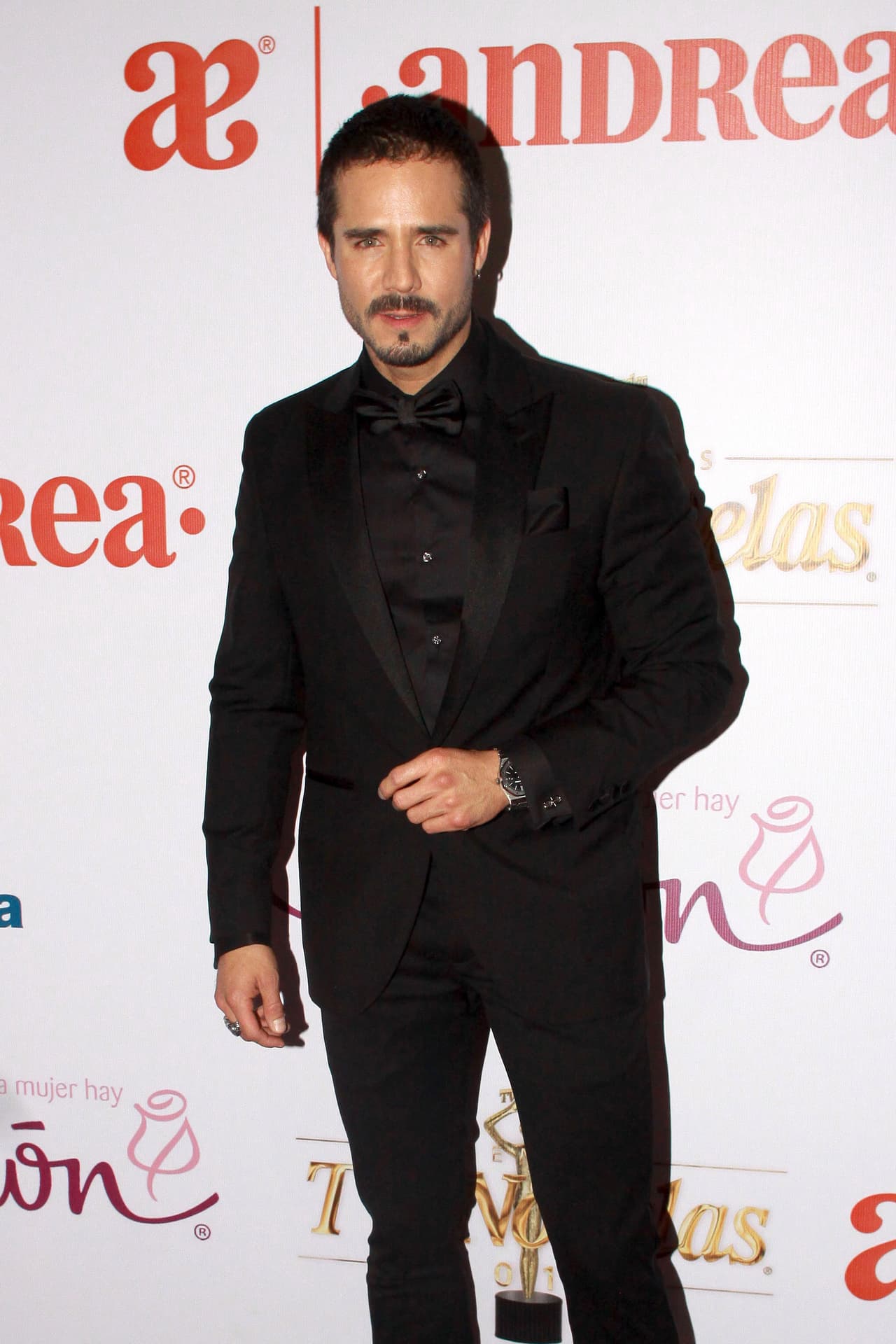 El actor, de 38 años de edad, compartió en Instagram una serie de imágenes que muestran detalles de su próximo protagónico en televisión.