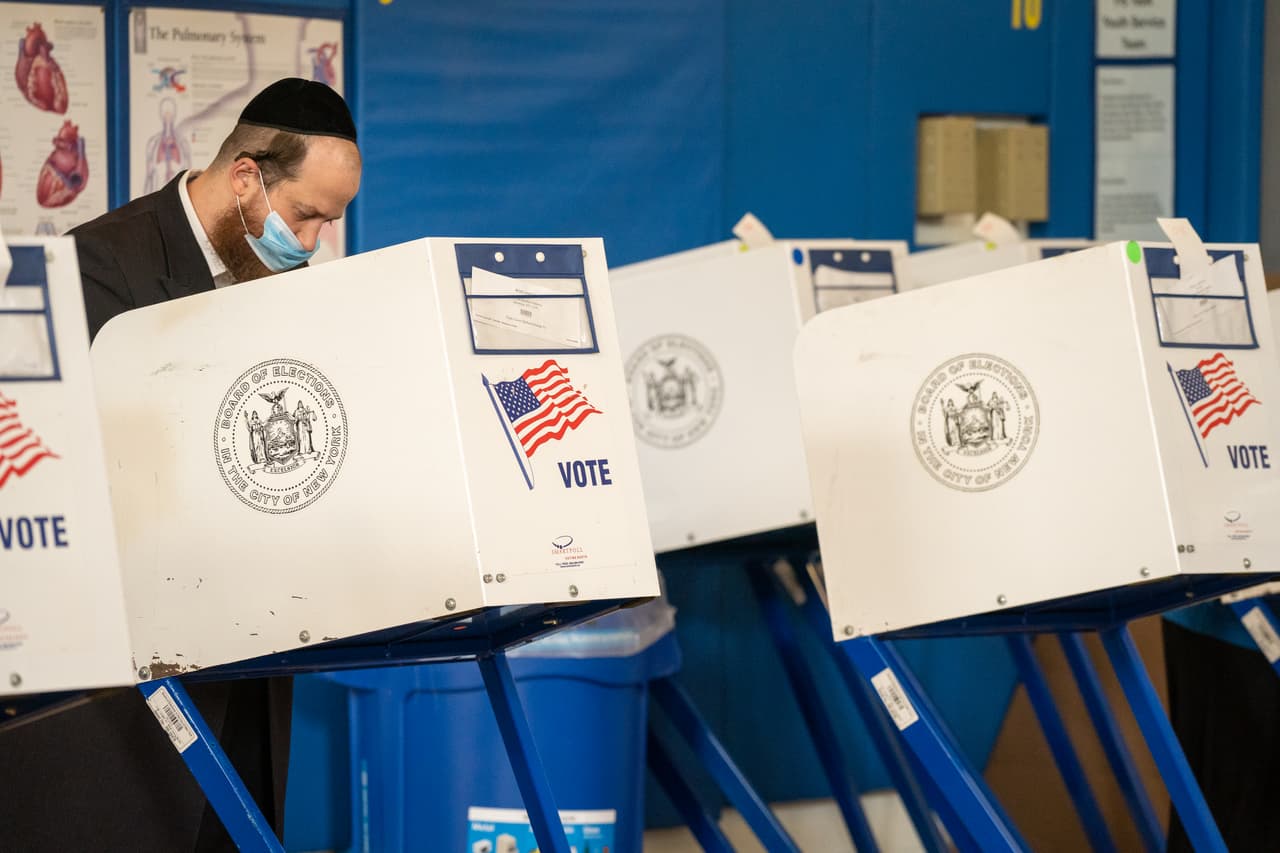 Un votante judío asiste a una escuela pública de Brooklyn en Nueva York, durante el martes 3 de noviembre, luego de que más de 100 millones de personas hayan votado de manera previa en el país.