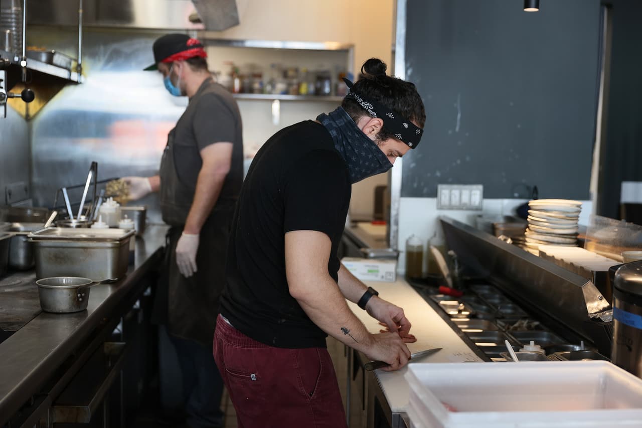 Algunos desempleados perderán $300 por semana. Otros perderán todo su pago semanal.