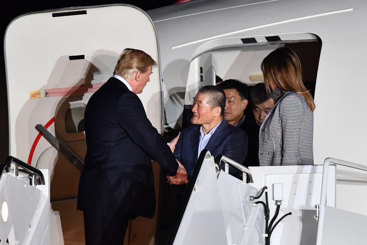 En unas breves palabras a los periodistas, uno de los liberados manifestó: "Es como un sueño y estamos muy, muy felices".