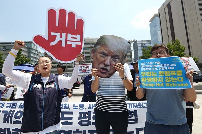 Un grupo de activistas se reunió cerca de la embajada de Estados Unidos en Corea del Sur para protestar en contra de la visita del presidente de Estados Unidos, Donald Trump, a Corea del Sur el próximo sábado.