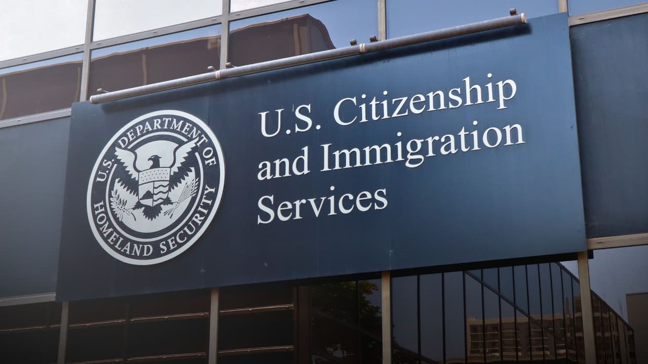Desde los primeros días de octubre de 2025, 
<a href="https://www.uscis.gov/humanitarian/refugees-and-asylum/asylum" target="_blank">el Servicio de Ciudadanía e Inmigración de Estados Unidos (USCIS)</a> confirmó que
<b> está enviando notificaciones a las personas que tienen pendiente <a href="https://www.uscis.gov/es/i-589" target="_blank">el Formulario I-589, la solicitud de asilo afirmativo</a>. </b> 
<br>Los avisos buscan 
<b>actualizar datos, avanzar procesos y programar citas</b>, por lo que revisarlos a tiempo es esencial 
<b>para no perder plazos ni beneficios migratorios.</b> 
<br>Si presentaste tu I-589 y todavía esperas respuesta, 
<b>revisa tu cuenta y tu buzón esta semana. </b>