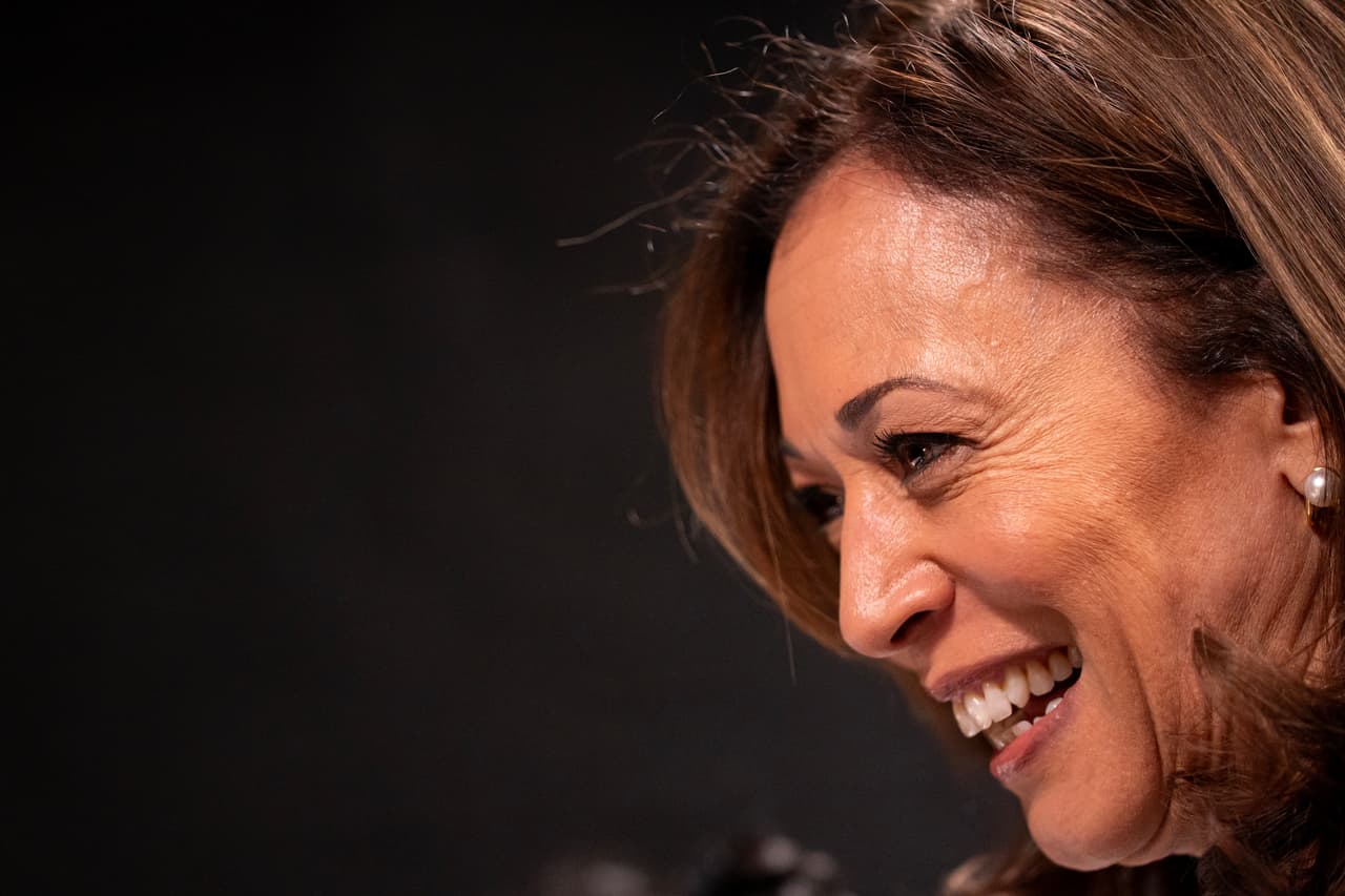Cedió ante la creciente presión y manifestó su apoyo a la vicepresidenta Kamala Harris como nueva candidata del Partido Demócrata.
