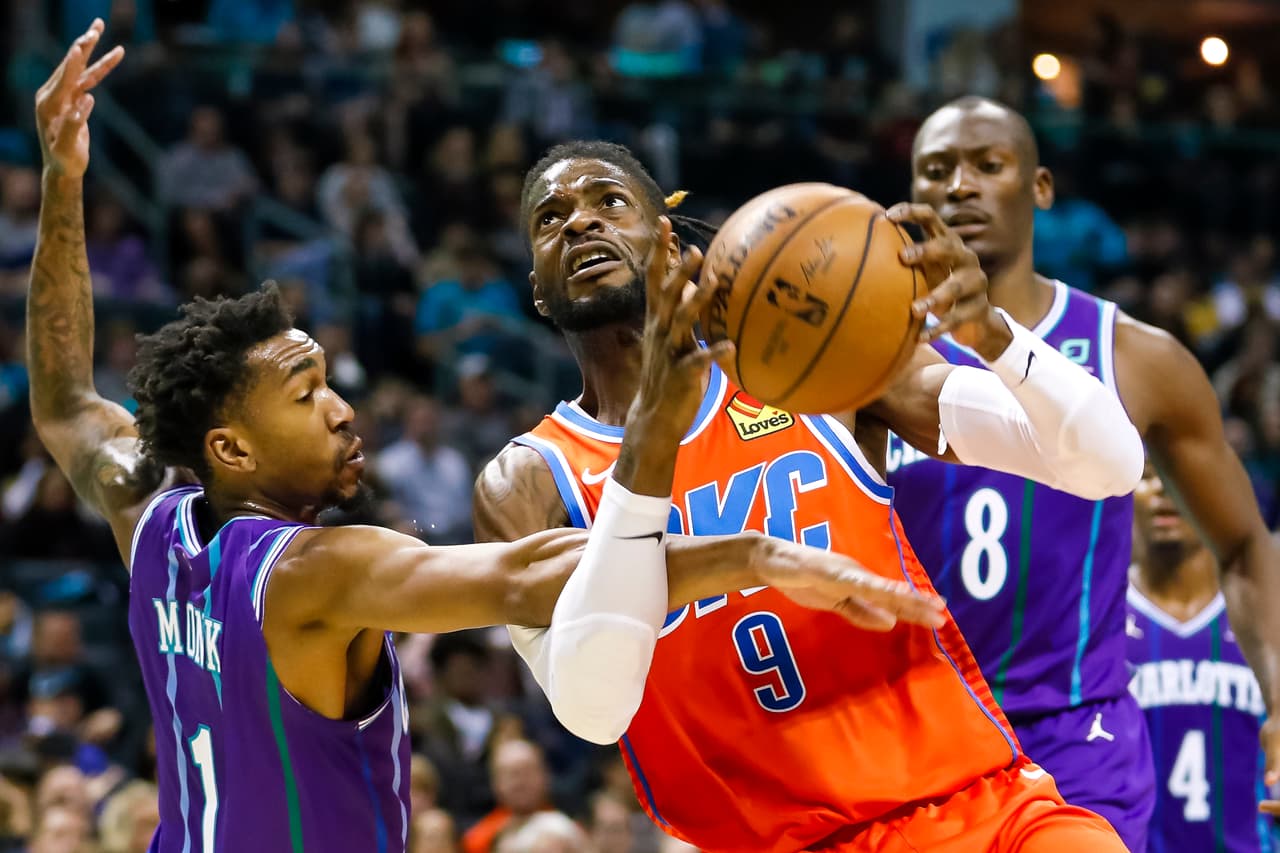 En 2004 se eliminó el “hand checking”, así los defensores no pueden usar sus manos para molestar a los atacantes. Los tiempos muertos se recortaron a 7 y el reloj de posesión vuelve a 14 segundos.