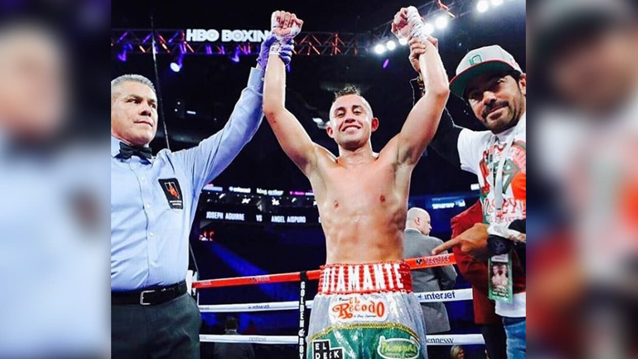 Boxeador mexicano usa el logotipo de Banda El Recodo en su vestimenta