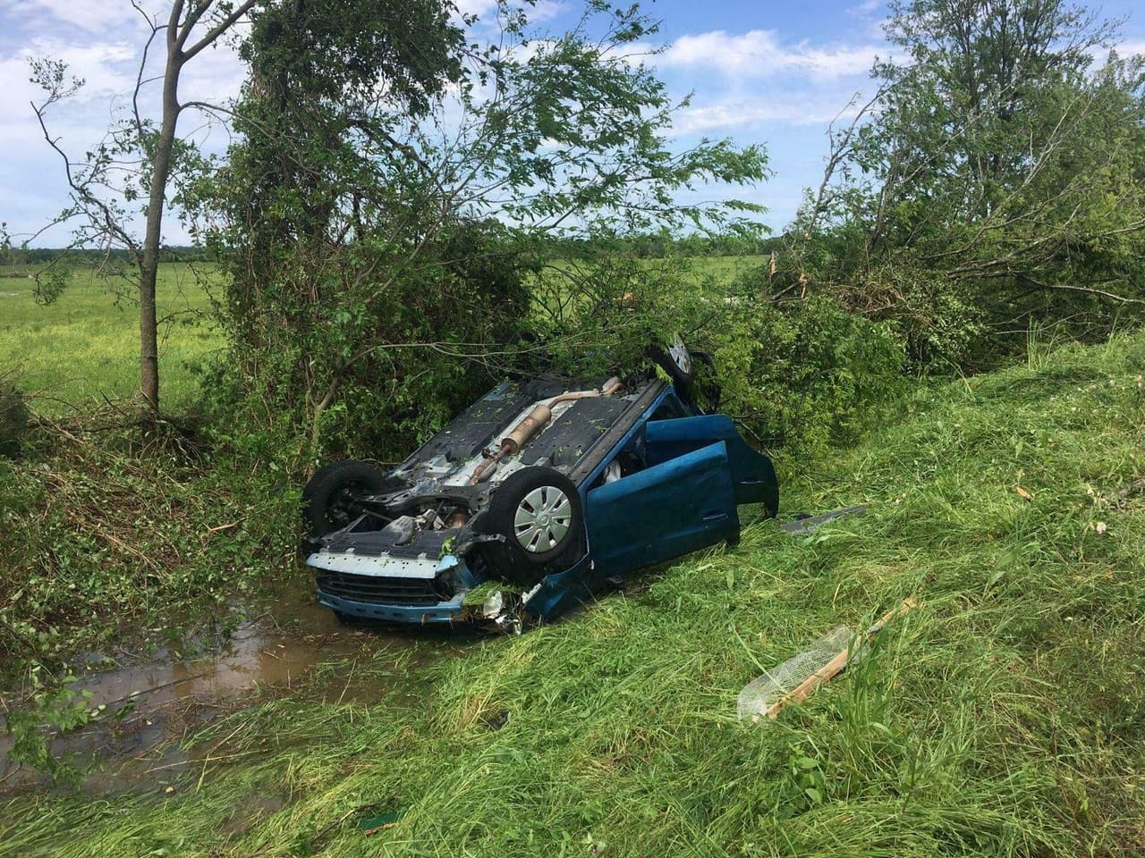 Por otra parte en Texas, un tormado causó 3 muertes y dejo una decena de heridos. 
<br>
<br>Un auto quedó volcado en una zanja tras un tornado que azotó en Franklin, Texas.
