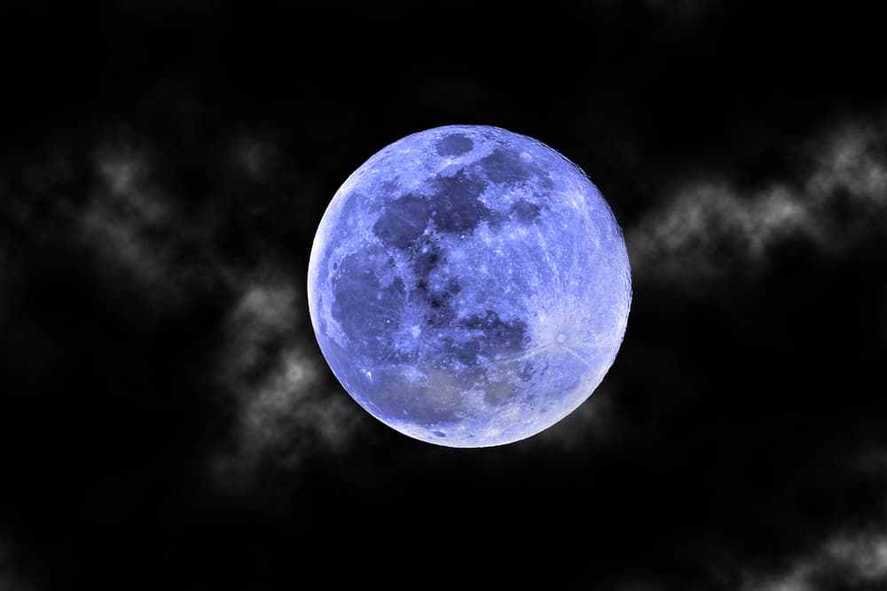 Precisamente, y de forma poética, a la segunda Luna llena del mes se le llama “Luna azul”, no ciertamente porque adquiera ese color sino como una denominación literaria, un término que se hizo muy popular en el año 1999 cuando hubo dos Lunas llenas en enero y marzo, pero en el mes de febrero no hubo ninguna.