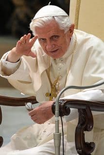 Al dispararse la polémica, la cantante contó que le dolió no poder cantarle a
<b> Benedicto XVI</b>, quien era el papa en aquel entonces.
<br>