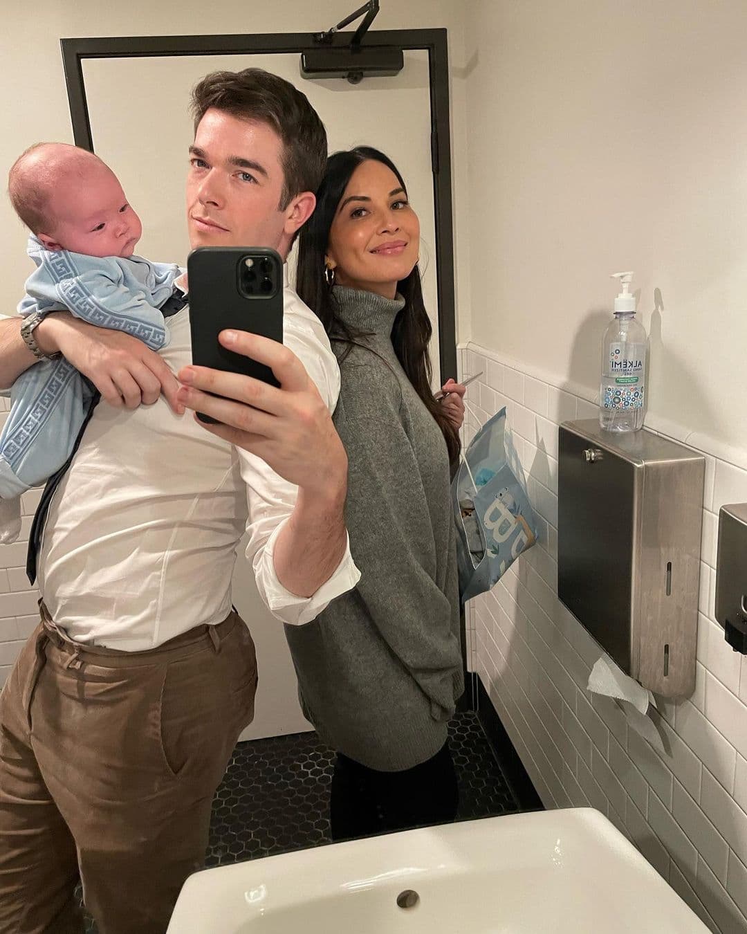 Olivia Munn y John Mulaney con su pequeño Malcolm.