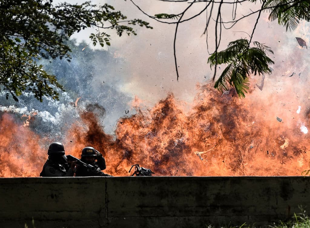 Nueve militares resultaron heridos en diferentes incidentes, siete por la explosión de un artefacto lanzado por manifestantes en Caracas.
