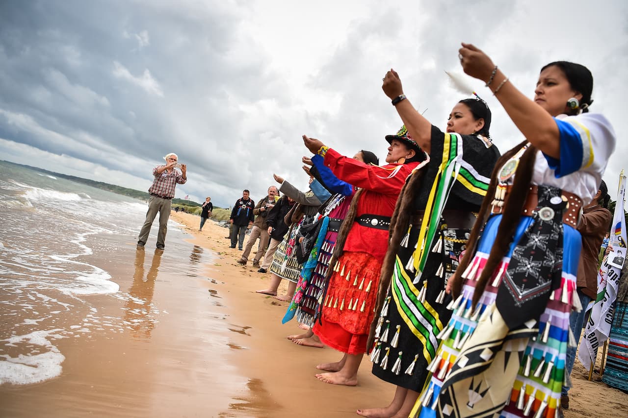 Un grupo de nativos americanos realizó una ceremonia en Omaha, una de las playas donde desembarcaron en 1944 los soldados en Saint-Laurent-sur-Mer, Francia. Conmemoraban a los miembros de tribus indígenas que participaron en el despliegue militar.