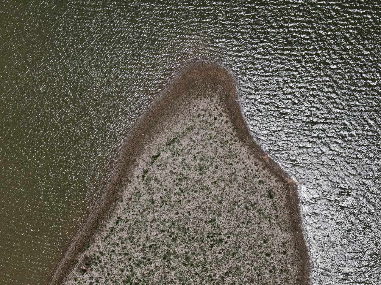 Las autoridades locales comenzaron a restringir el suministro de agua en marzo, ya que una combinación de sequía intensa, mala planificación y alto uso dejó secas las tres represas que ayudan a abastecer la ciudad, con miles de hogares sin recibir agua durante semanas.