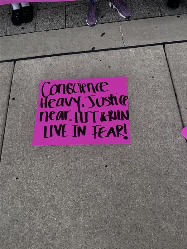 La familia también 
<b>ha organizado eventos comunitarios</b> para recaudar fondos que les permitan continuar con la búsqueda. Se han vendido 
<b>camisetas, stickers y botones creados </b>por artistas locales en memoria de Marcela.
<br>