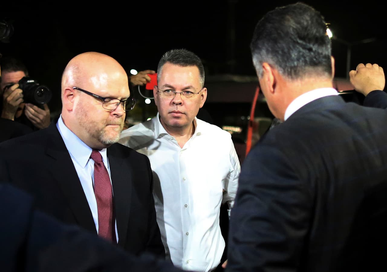 Una corte en Turquía condenó el pasado viernes al pastor por cargos de terrorismo, pero lo liberó de su arresto domiciliario y le permitió abandonar el país.