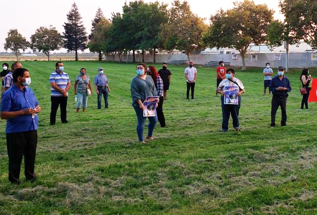 Realizan vigilia para honrar a los trabajadores víctimas del coronavirus en planta de Foster Farms 