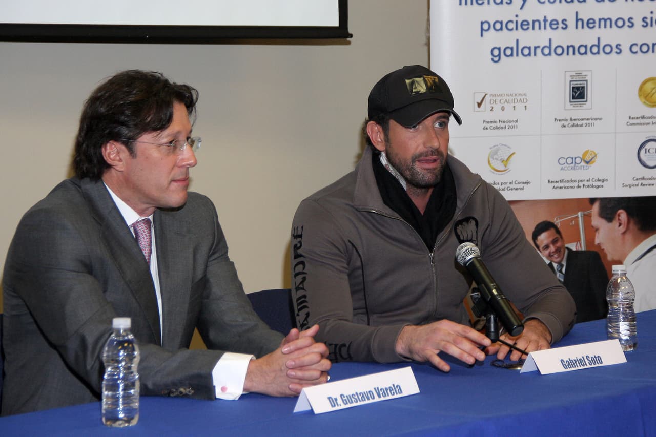 A los pocos días de su operación, el actor ofreció una conferencia donde reveló detalles de su estado de salud y confesó que Geraldine fue una parte crucial en esa situación: "Geraldine y Elisa estaban en casa y gracias a eso también estoy a salvo, ellas habían estado en Miami hace unas semanas. Ese día llegaron y Geraldine fue la que me empujó a venir al hospital, si hubiera estado sólo me hubiera aguantado el dolor y el dolor me hubiera desmayado".