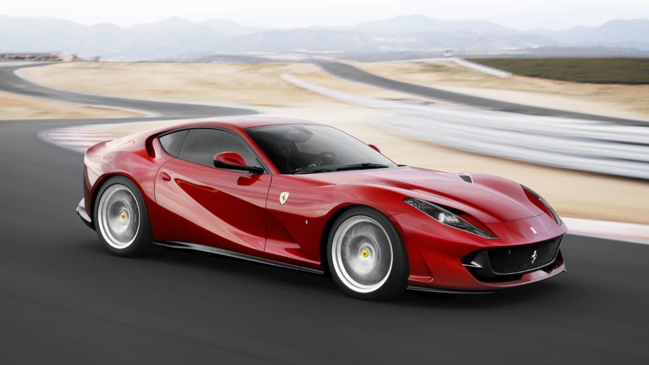 <b>Ferrari 812 Superfast</b>
<br>Dentro del marco de la celebración de su 70 aniversario, Ferrari introdujo este deportivo biplaza,
<b> sustituto del Ferrari F12 Berlinetta</b>, que con un motor V12 y transmisión automática de doble embrague, dispone de 
<b>789 hp de potencia</b> y supera apenas los 1,700 kilogramos de peso.
<br>