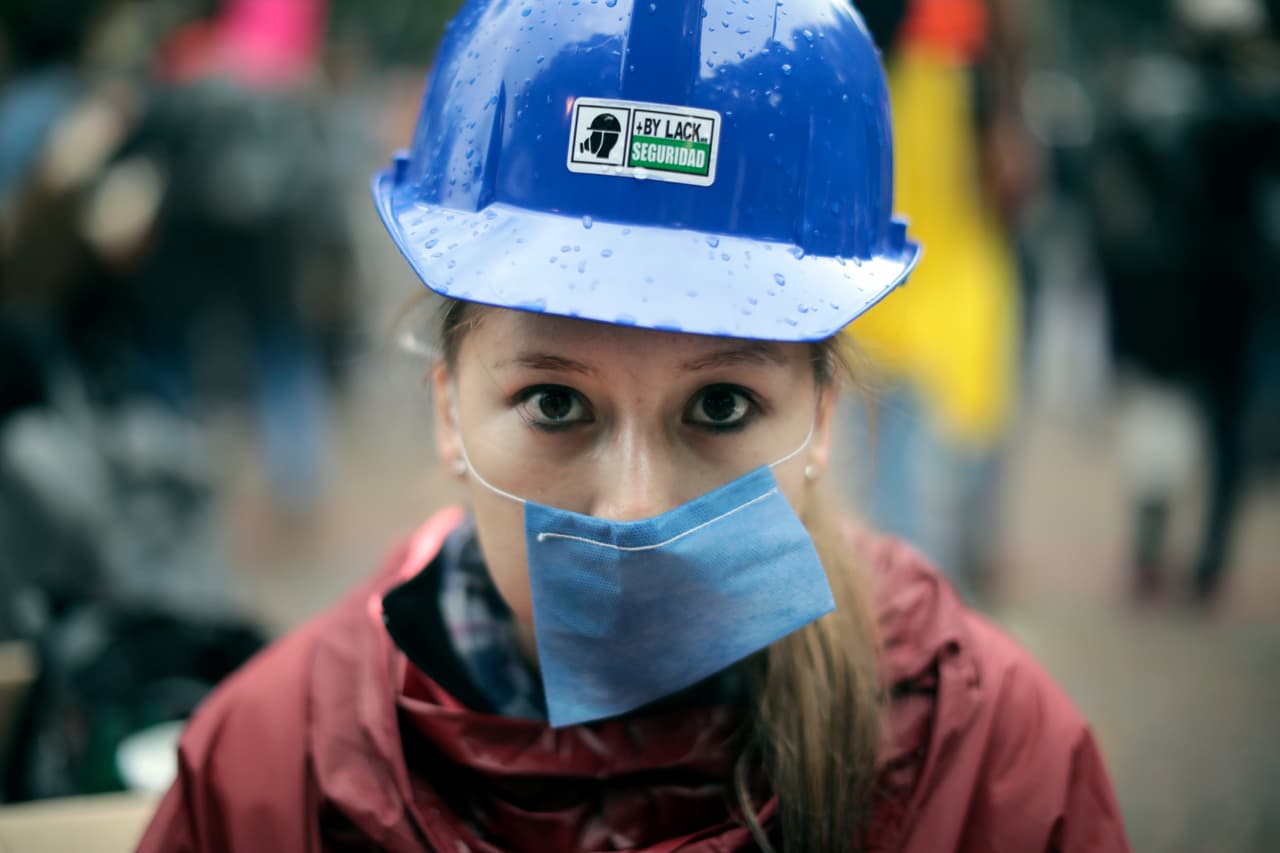 Después de dos días de trabajo continuo, esta voluntaria muestra su rostro a la cámara cerca de uno de los edificios que colapsó en la Ciudad de México. Desde el primer instante después del sismo se confunden civiles, autoridades o expertos rescatistas en las calles como un todo.