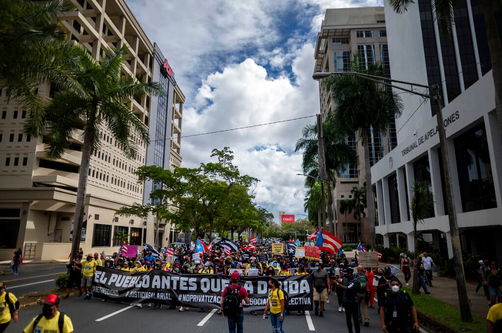 Silbidos estridentes se mezclaron con tambores, panderetas y el golpeteo de cucharas sobre ollas pidiendo mejoras salariales.
<br>