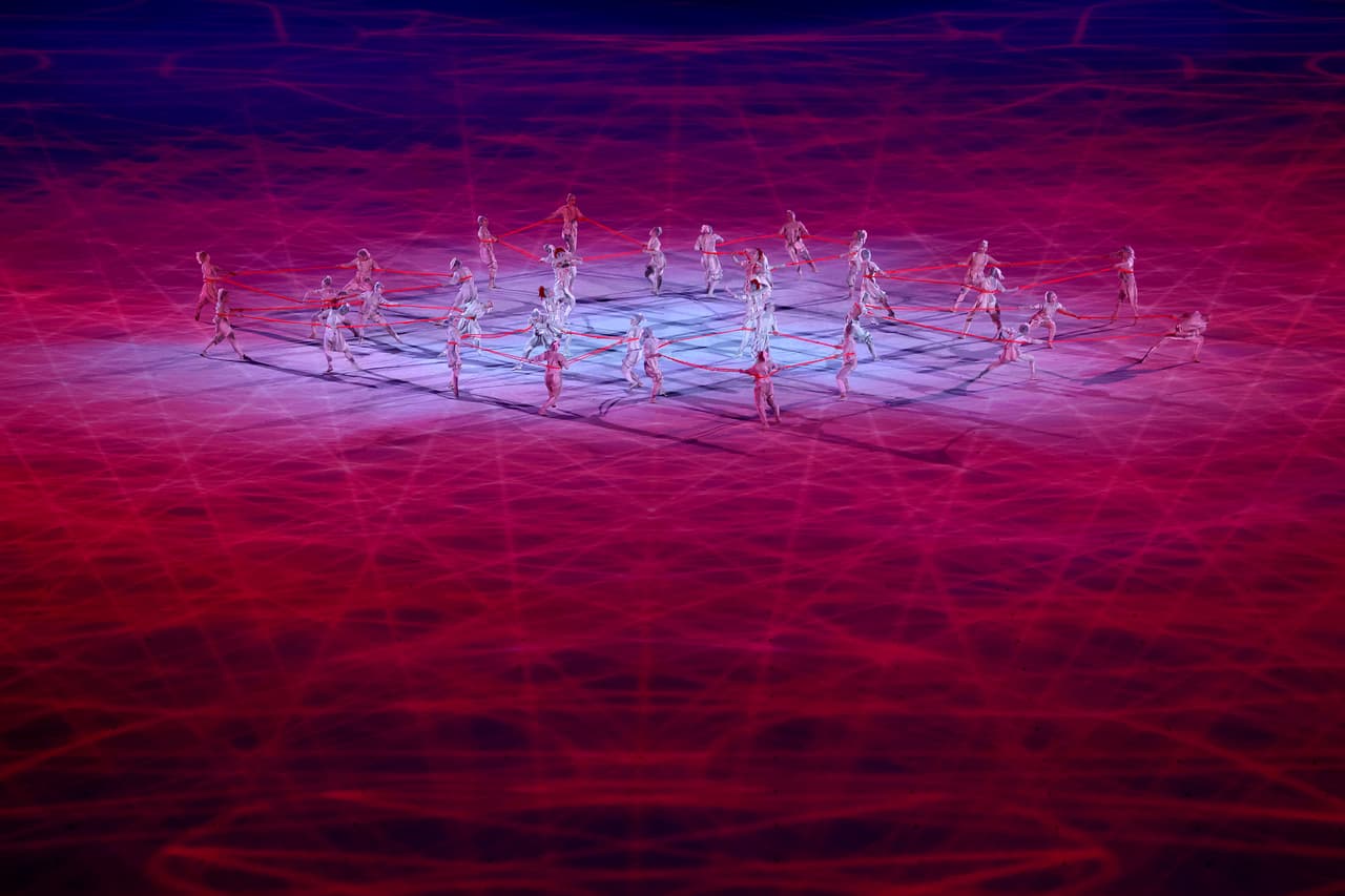 Toda una red se tejió sobre el estadio Olímpico de Tokyo con el significativo color violeta que ha caracterizado a los Juegos de Tokyo.