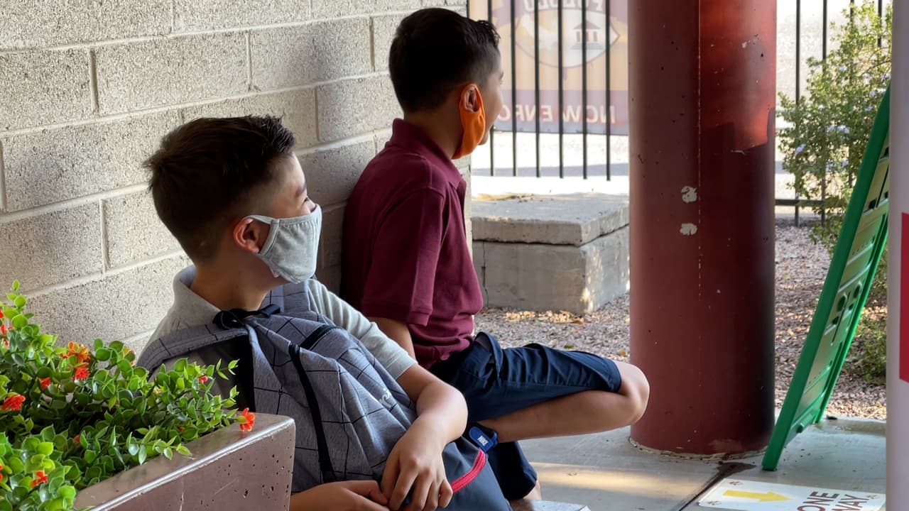 Mantener la distancia, si bien en las escuelas, las medidas de bioseguridad ya no son obligatorias, el doctor recomienda que, en lo posible, los niños y jóvenes en las escuelas, deben evitar estar muy cercanos a sus compañeros.