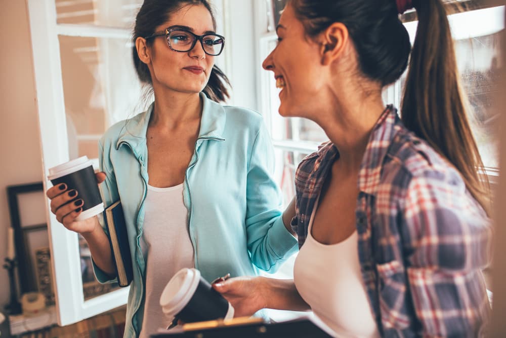 Son líderes, personas con una mente brillante, un razonamiento lógico y sensato y una poderosísima intuición. Esto se traduce en que sean grandes consejeros a quienes sus amigos no dudan en acudir con frecuencia. No es especialmente extrovertido. Se muestra tal y como es con la gente que pertenece a su pequeño grupo, mientras que con el resto tiende a ser algo más reservado.