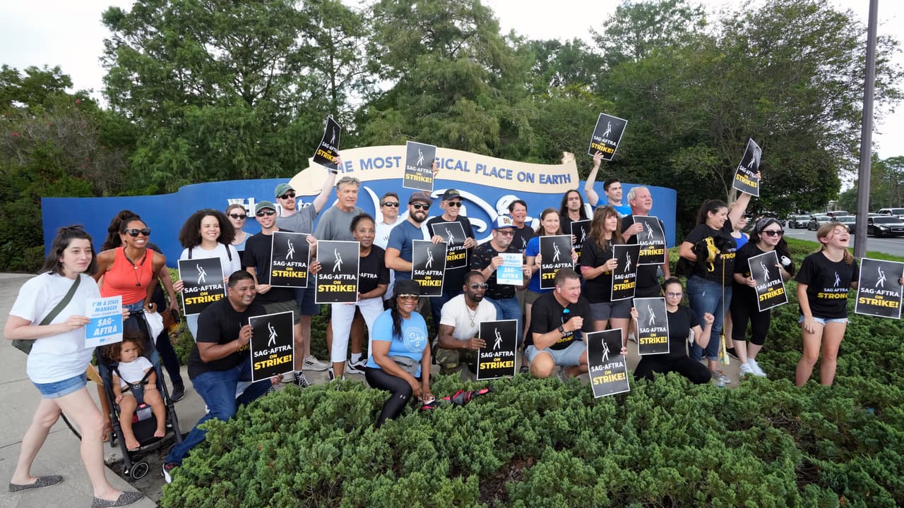 El 17 de julio, un grupo de 25 escritores y actores se reunieron a las afueras de Disney World en Florida, para mostrar su descontentro después de no lograr acuerdo alguno tras las negociaciones llevadas a cabo con los estudios y las plataformas de streaming.