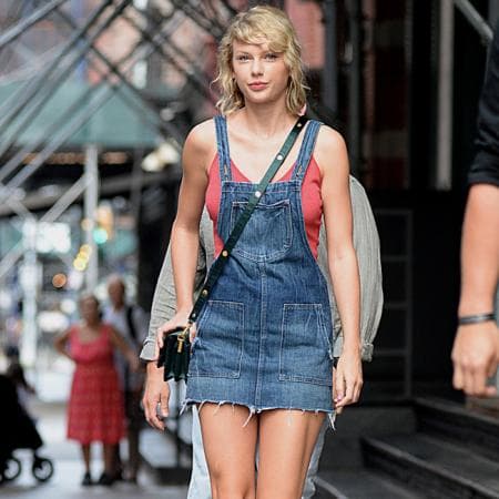 "Esto está mal. Ninguno de estos hombres puso una mano en la composición de esas canciones. 
<b>No hicieron nada </b>para crear la relación que tengo con mis fans", agregó.
<br>